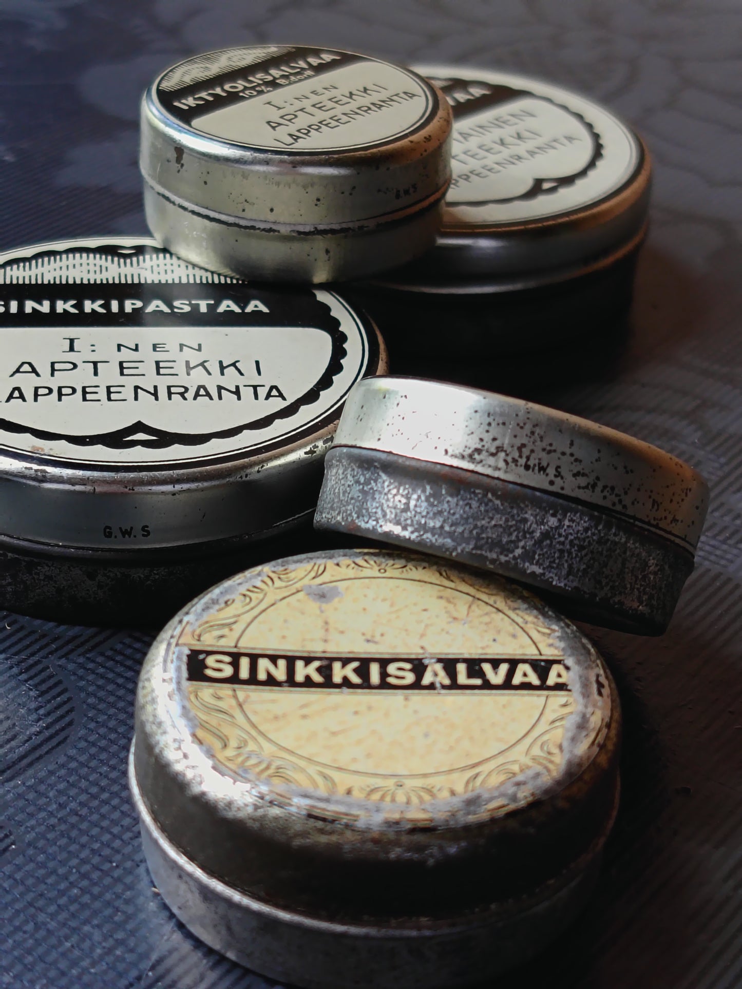 Vanhat apteekki peltipurkit