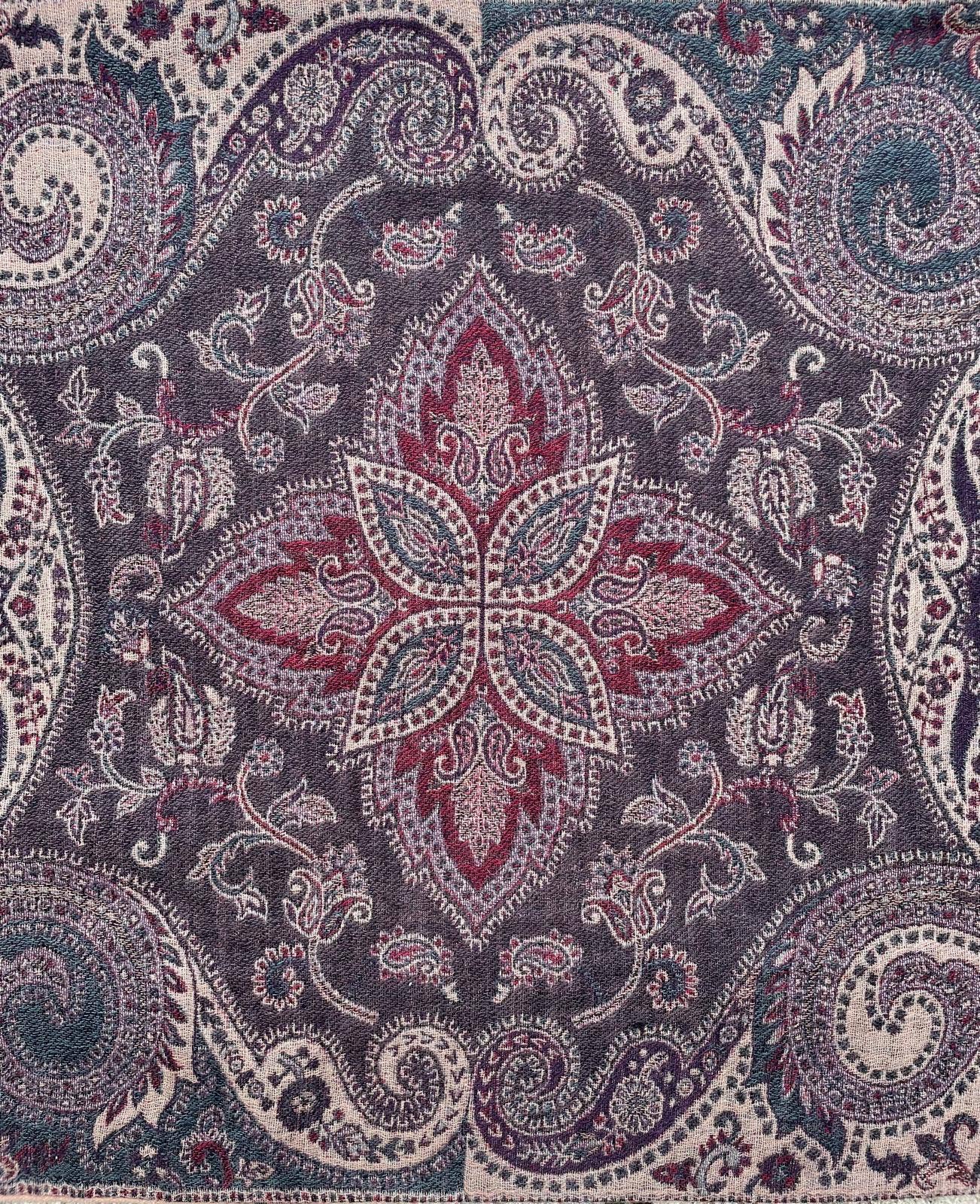 PUNHAKA CUSHION - WOOL AND COTTON