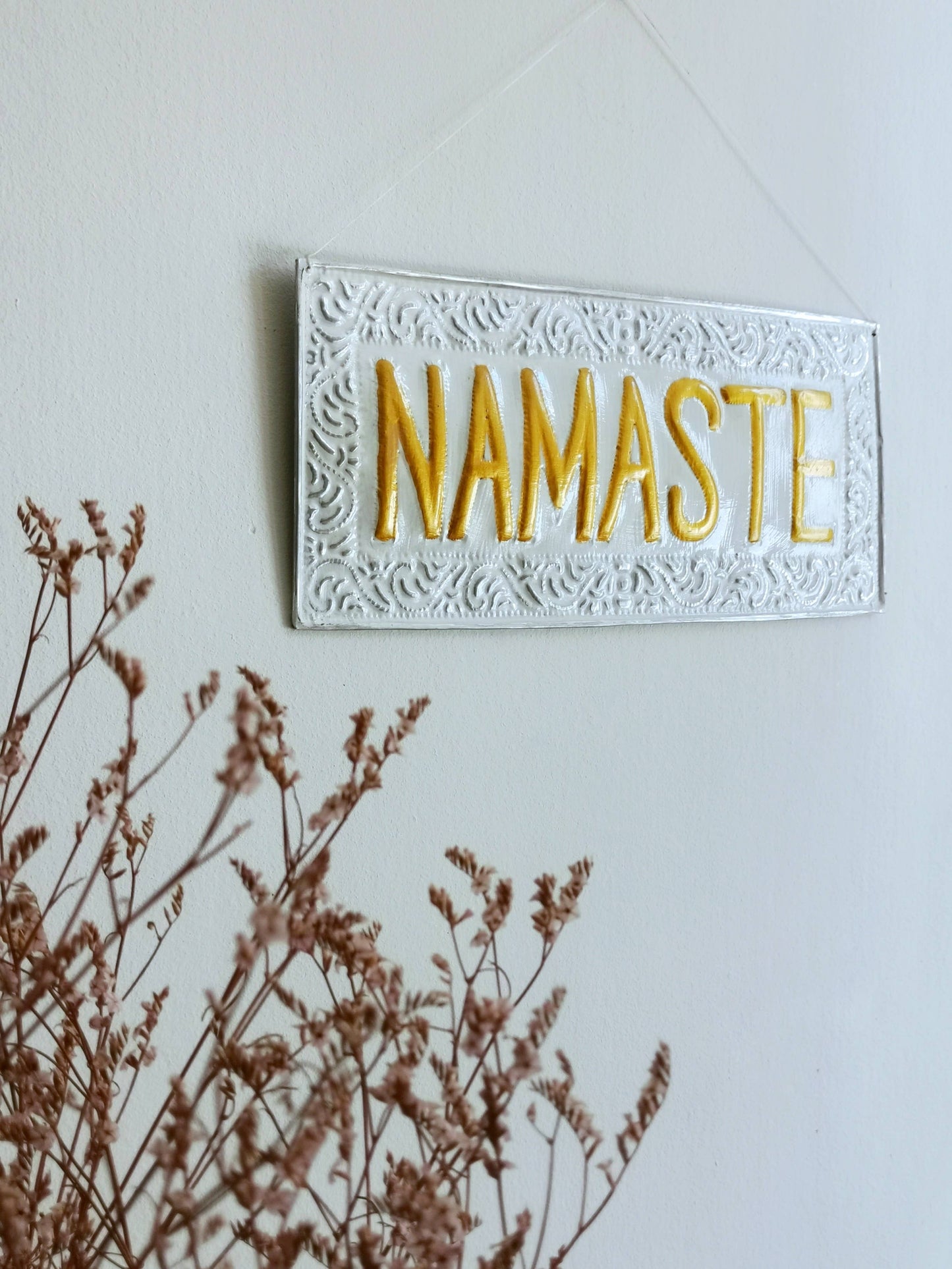 NAMASTE metallikyltti, valkoinen