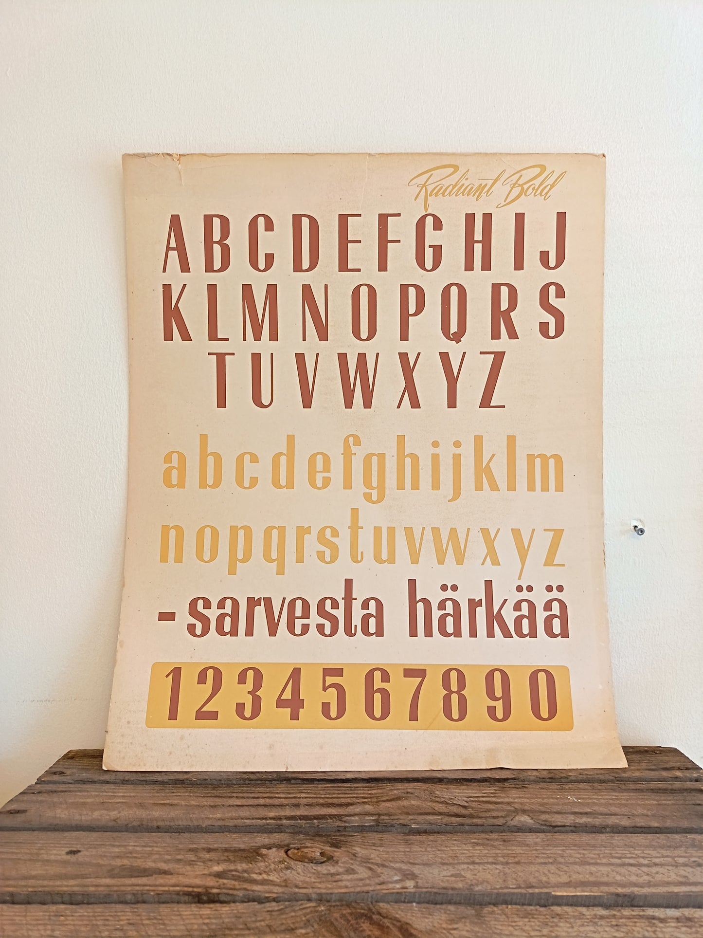 Kirjaisintaulu, Radiant Bold